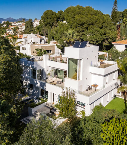 Moderna villa mediterránea en urbanización cerrada con piscina privada y jardín en Nueva Andalucía