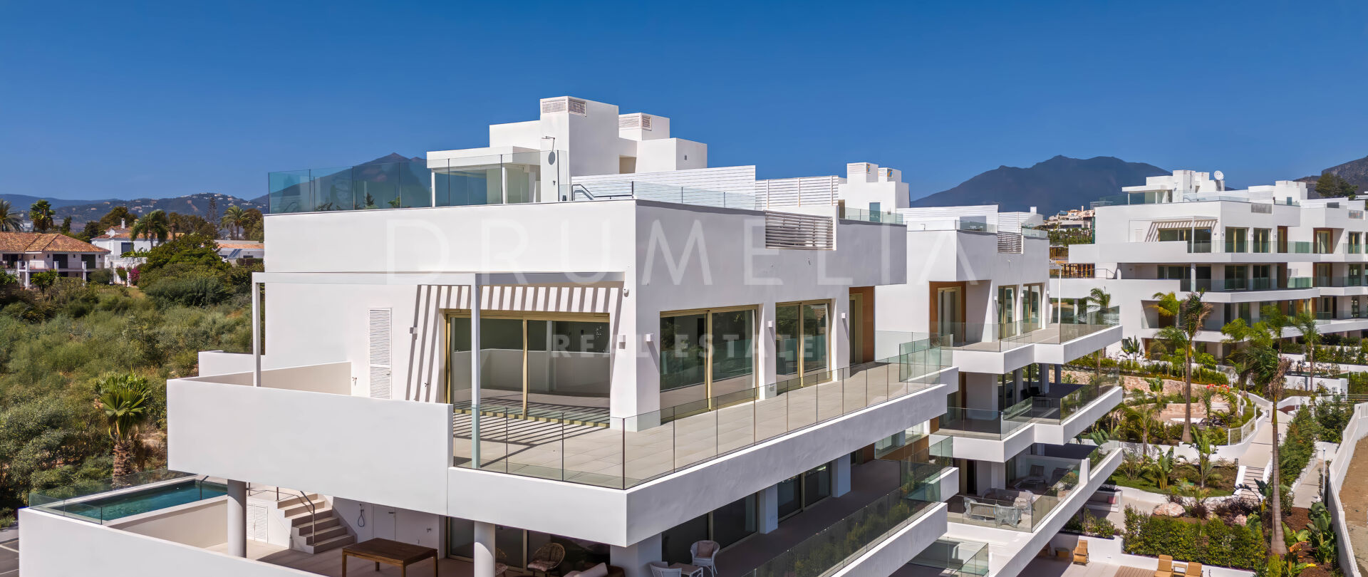 Luxueux penthouse en duplex avec vue panoramique sur la mer sur le Golden Mile de Marbella