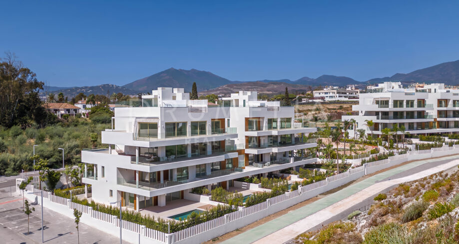 Lujoso ático dúplex con vistas panorámicas al mar en la Milla de Oro de Marbella