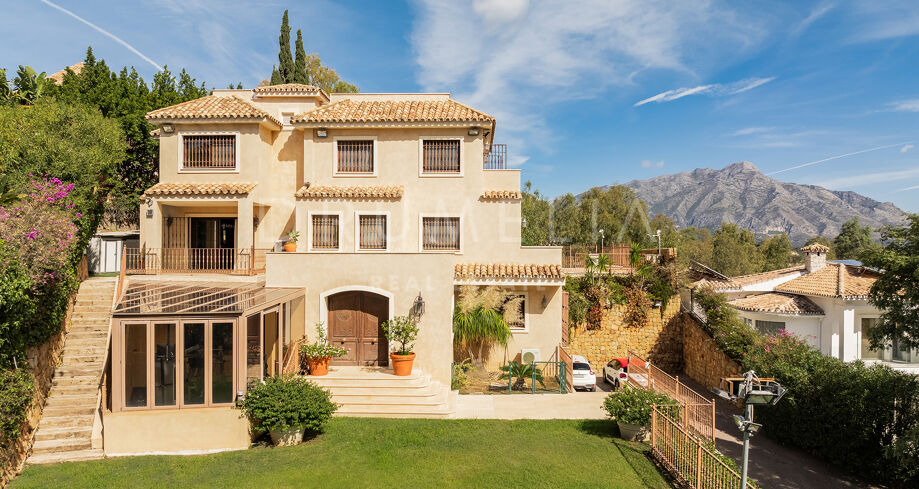 Luxuriöse Villa in Hanglage mit atemberaubendem Panoramablick auf das Meer und die Berge