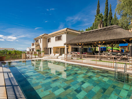 Luxuriöse Villa in Hanglage mit atemberaubendem Panoramablick auf das Meer und die Berge