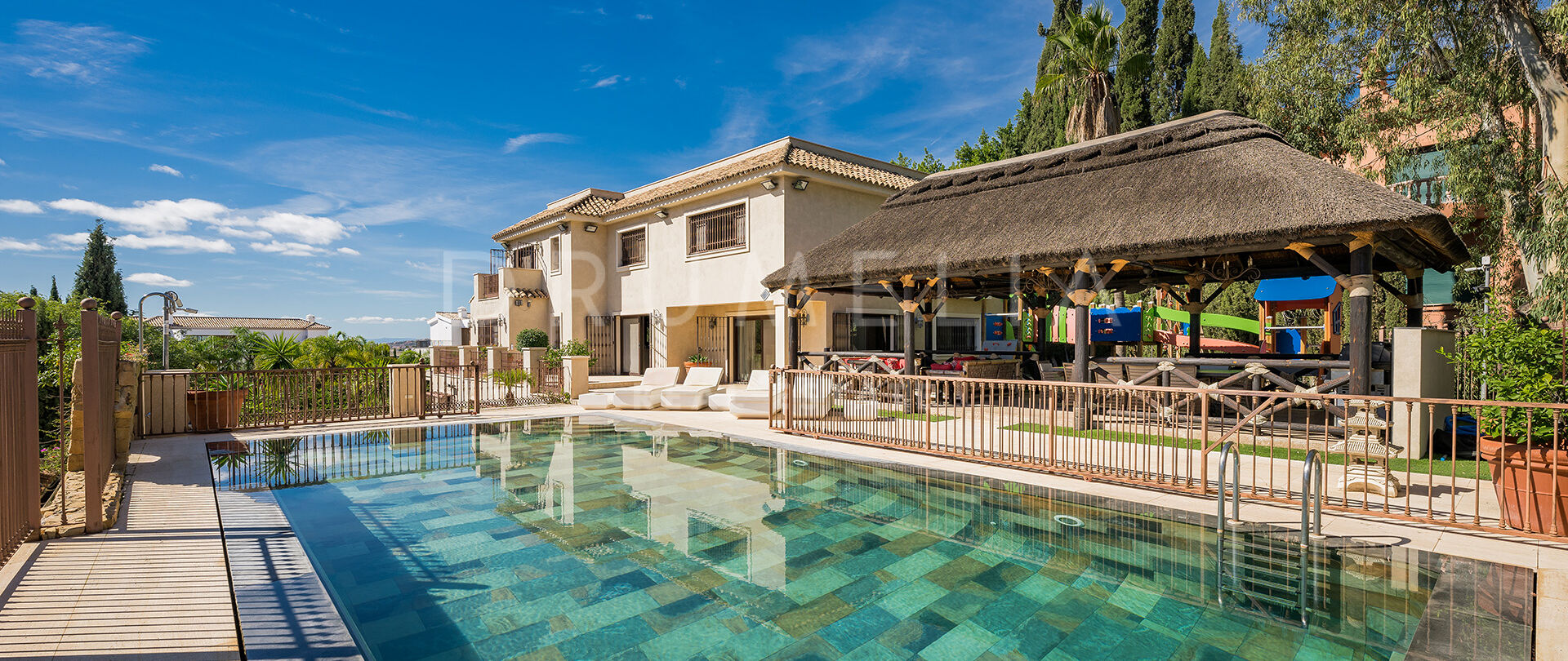 Luxe villa op een heuvel met prachtig panoramisch uitzicht op zee en de bergen