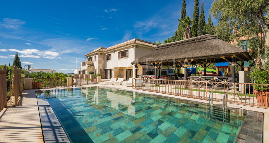 Luxuriöse Villa in Hanglage mit atemberaubendem Panoramablick auf das Meer und die Berge