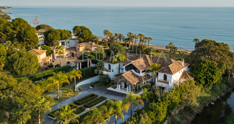 Villa Cisne - Mediterrane villa aan het strand met 8 slaapkamers en renovatiepotentieel in El Paraiso Barronal, Estepona