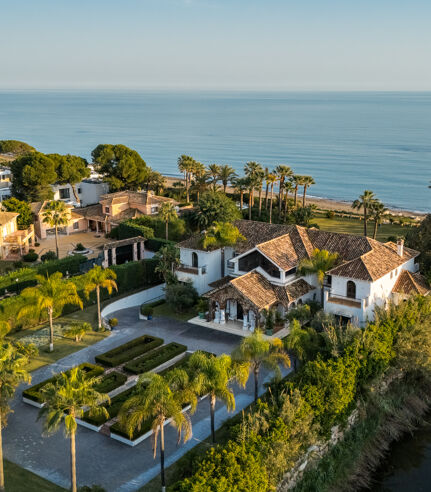 Villa Cisne - Medelhavsvilla vid stranden med 8 sovrum och renoveringspotential i El Paraiso Barronal, Estepona