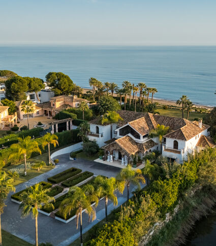 Villa Cisne - Middelhavsvilla på strandlinjen med 8 soverom og renoveringspotensial i El Paraiso Barronal, Estepona