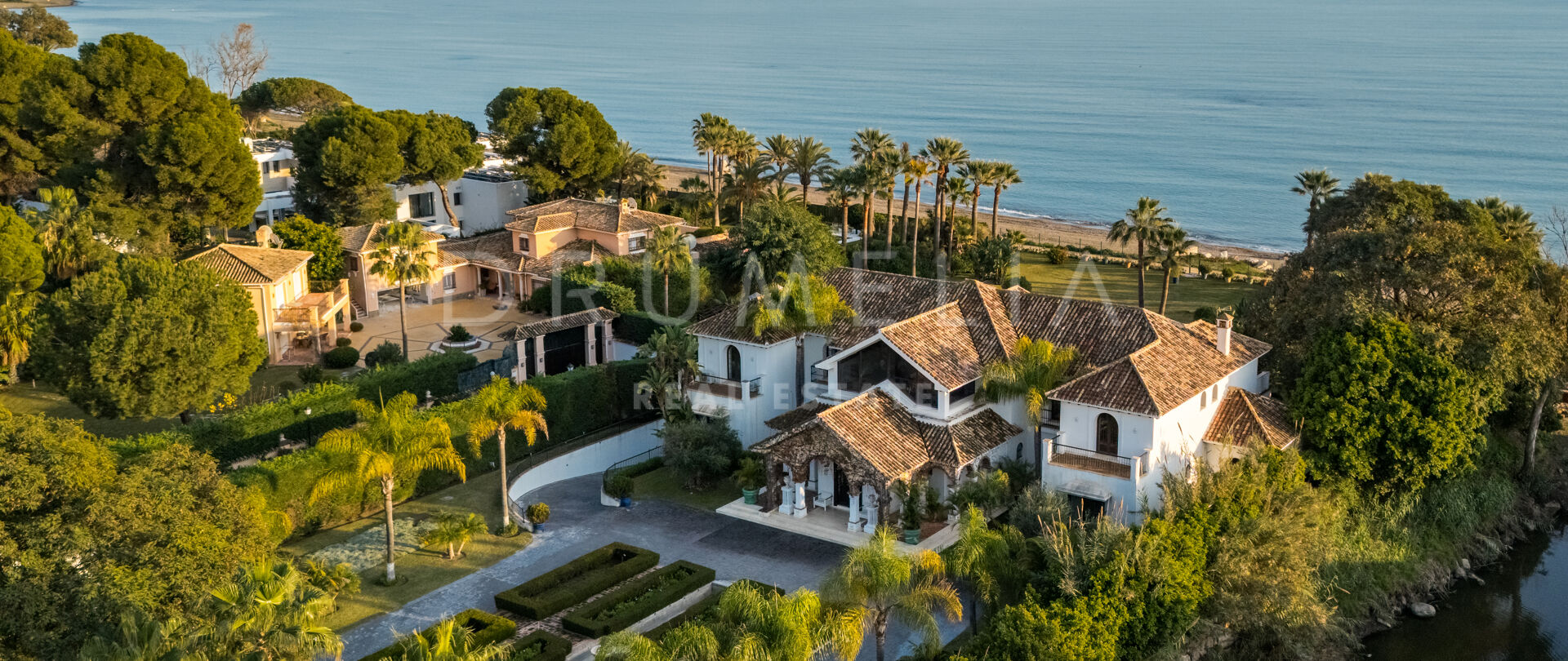 Villa Cisne - Villa méditerranéenne en bord de mer avec 8 chambres et potentiel de rénovation à El Paraiso Barronal, Estepona