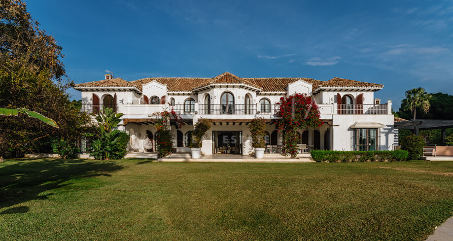 Villa Cisne - Mediterrane villa aan het strand met 8 slaapkamers en renovatiepotentieel in El Paraiso Barronal, Estepona