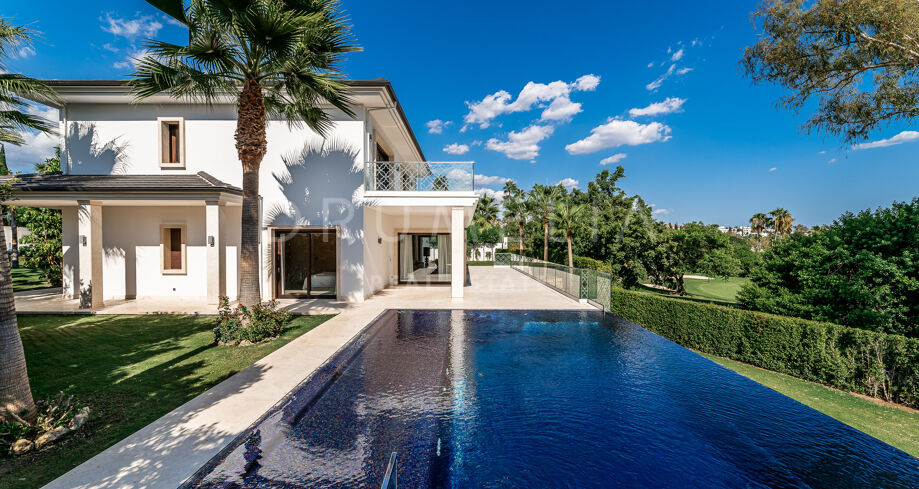 Villa en Primera Línea de Golf con piscina infinita, vistas panorámicas en Los Naranjos- Marbella