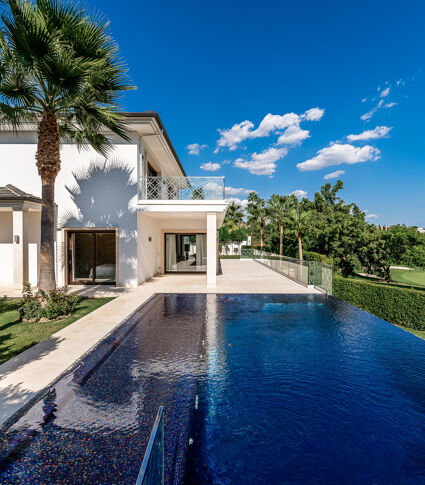 Golfvilla in erster Reihe mit Infinity-Pool, Panoramablick und unvergleichlicher Privatsphäre in Los Naranjos- Marbella