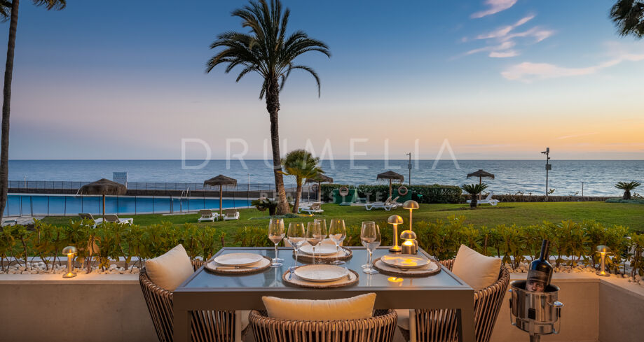 Los Granados Playa: Luxuriöses Apartment in erster Strandreihe mit weitem Meerblick und direktem Zugang zur Promenade