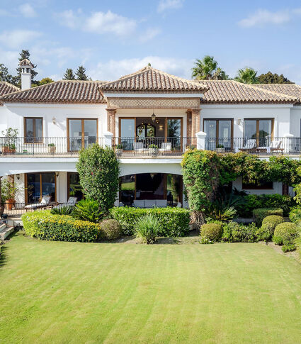 Refined Mediterranean Luxury: Panoramic Sea Views and Timeless Elegance in Prestigious Benahavis