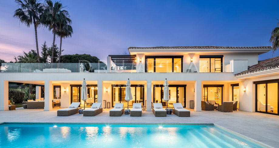 Villa de luxe de golf en première ligne avec intérieurs modernes et vues panoramiques dans la prestigieuse Nueva Andalucía, Marbella