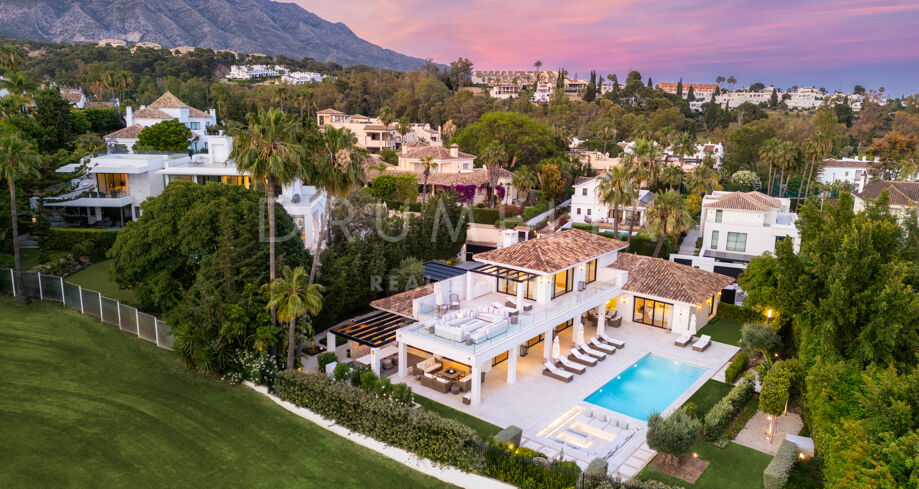 Frontline Golf Luxury Villa med modern interiör och panoramautsikt i prestigefyllda Nueva Andalucía, Marbella