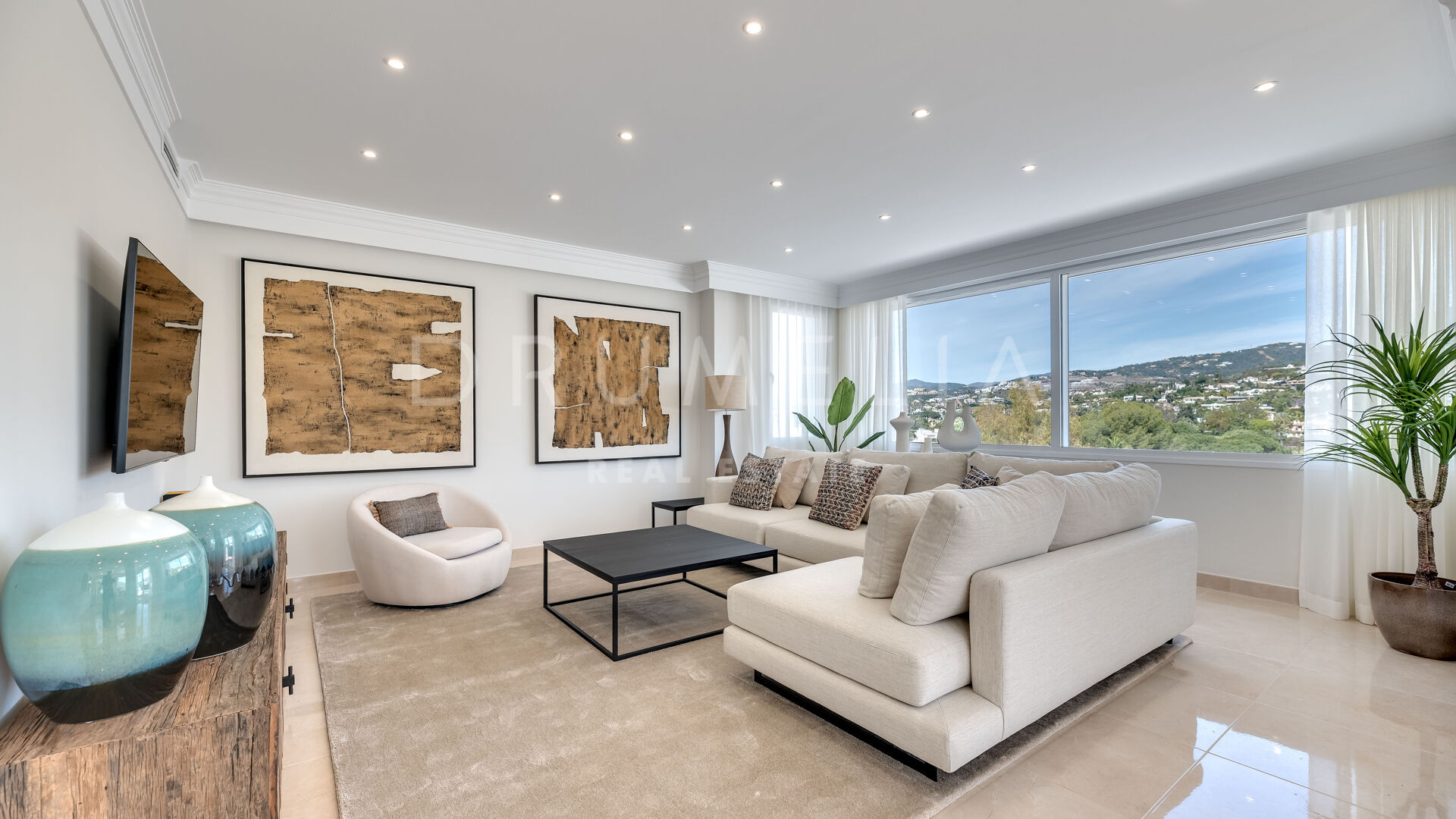 Immaculately presented penthouse with 360o views in the renowned Golf ...