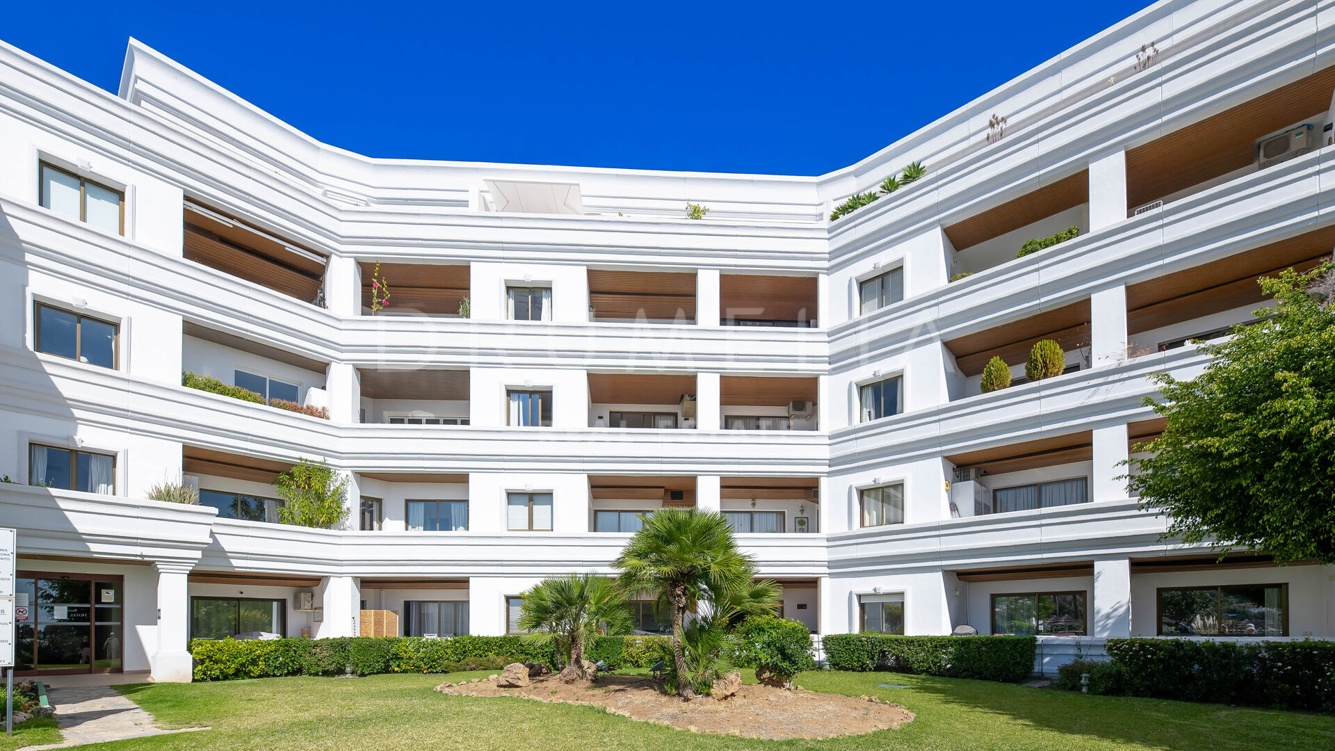 Immaculately presented penthouse with 360o views in the renowned Golf ...