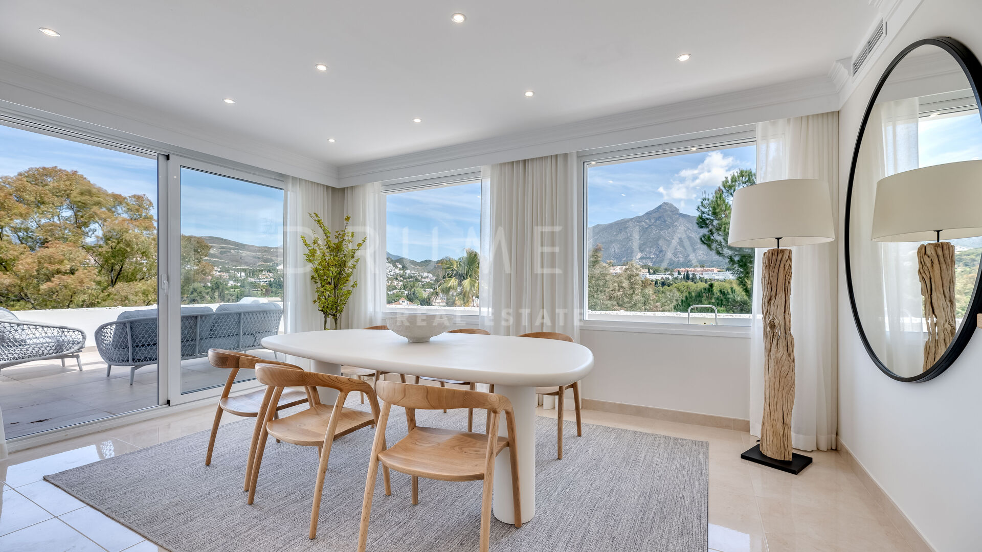 Immaculately presented penthouse with 360o views in the renowned Golf ...