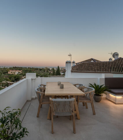 Duplex penthouse moderne au cœur de Nueva Andalucía.