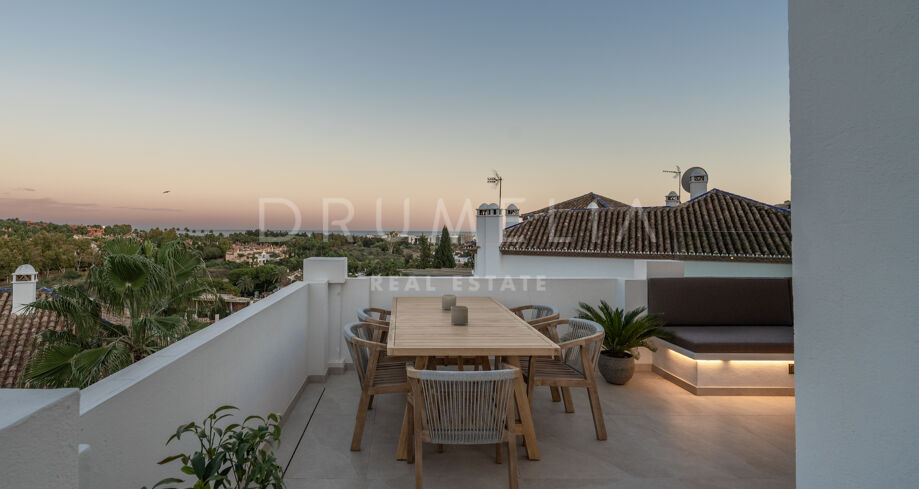 Modernt duplex-penthouse i hjärtat av Nueva Andalucía.