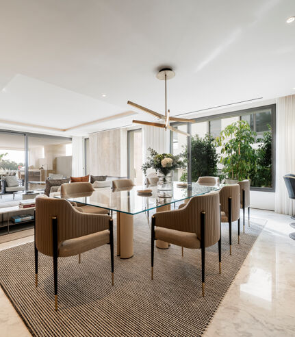 Duplex élégant au rez-de-chaussée avec vue partielle sur la mer et commodités de villégiature sur le Golden Mile de Marbella