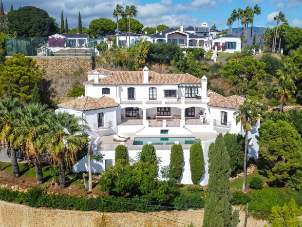Tidløs andalusisk eiendom i prestisjetunge El Madroñal med panoramautsikt og resort-lignende hage