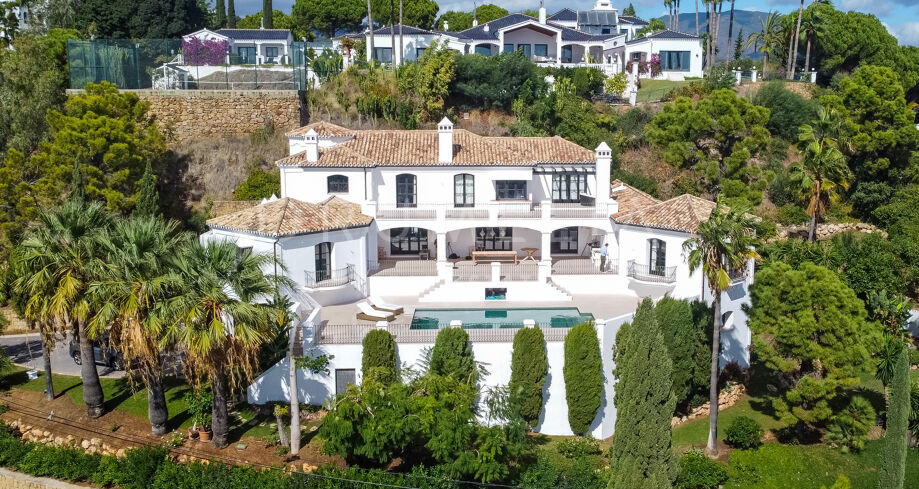 Zeitloses andalusisches Anwesen im prestigeträchtigen El Madroñal mit Panoramablick und Außenanlagen im Resort-Stil