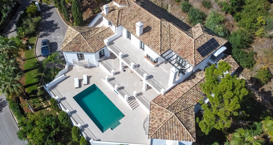 Нестареющая андалузская усадьба в престижном Эль-Мадроньяле с панорамными видами и территорией курортного типа