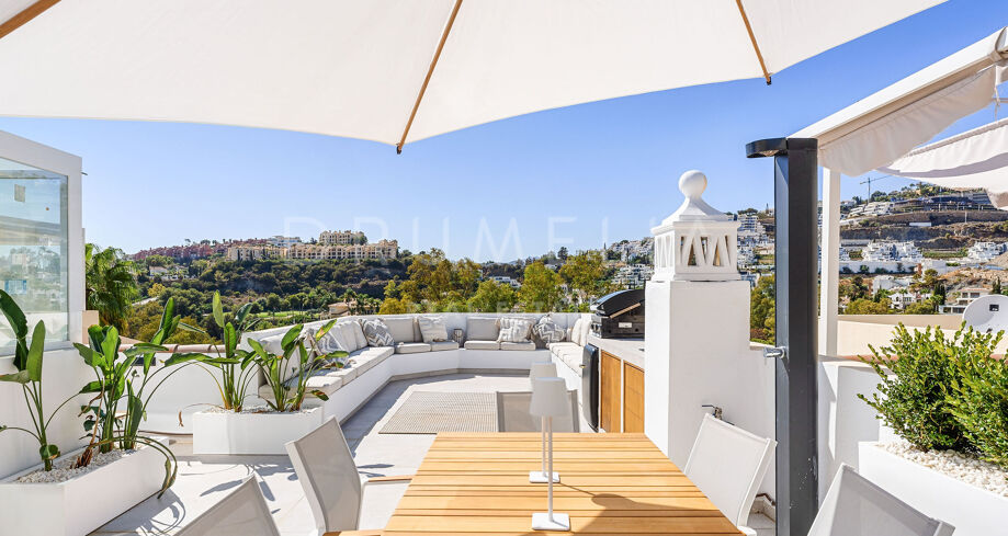 Modernes Stadthaus mit Panoramablick auf das Meer und luxuriösem Design in La Quinta Hills Benahavis