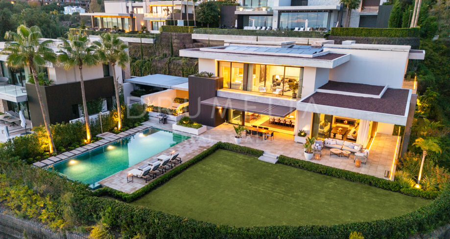 Luxe opnieuw gedefinieerd: Een meesterwerk van elegantie en panoramisch uitzicht op zee in de heuvels van Benahavis