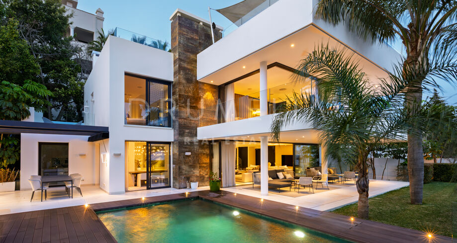 Contemporary Beachside Luxury in Marbella’s Prestigious Golden Mile