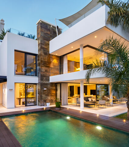 Contemporary Beachside Luxury in Marbella’s Prestigious Golden Mile