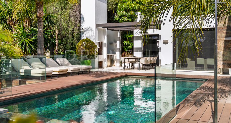 Contemporary Beachside Luxury in Marbella’s Prestigious Golden Mile