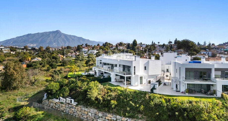 Semi-detached Villa with Panoramic Views and Contemporary Design in Guadalmina