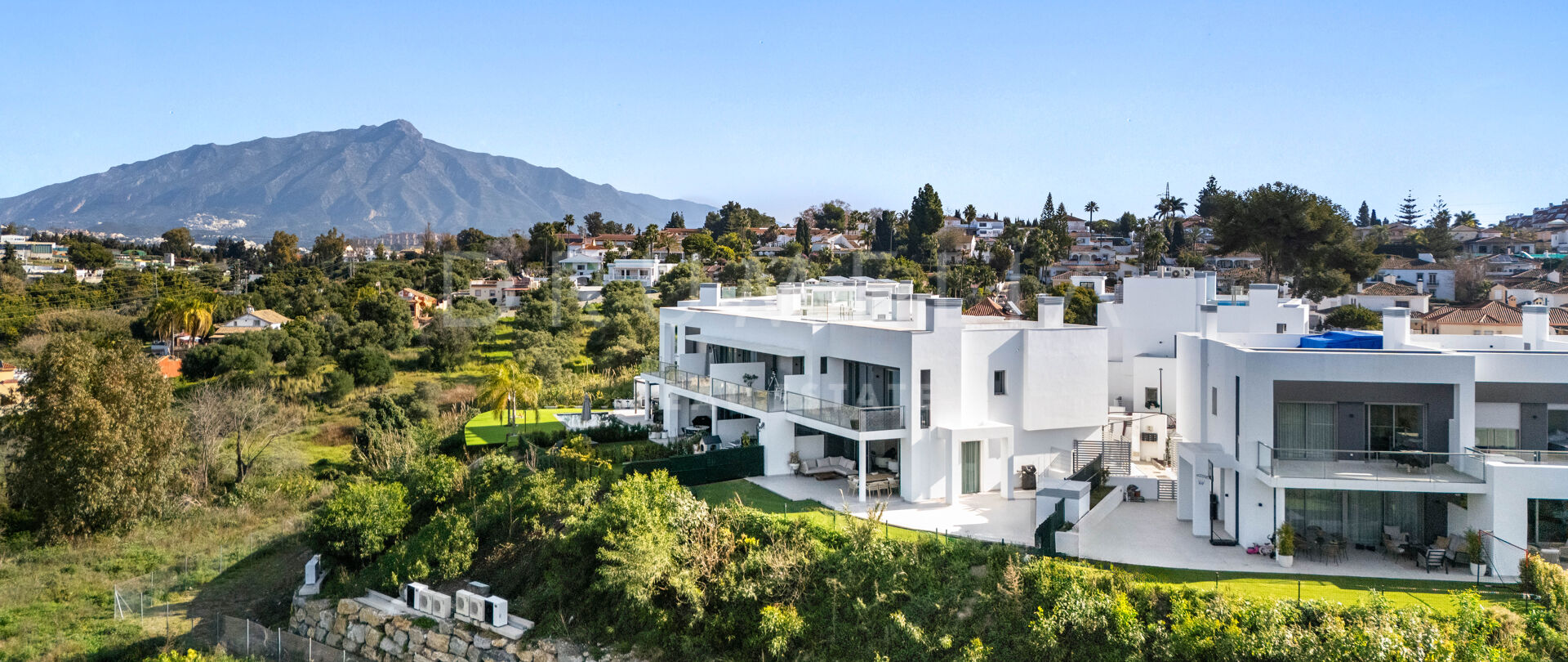 Villa jumelée avec vue panoramique et design contemporain à Guadalmina