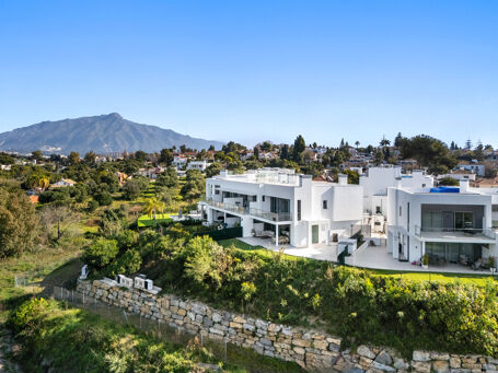Semi-detached Villa with Panoramic Views and Contemporary Design in Guadalmina