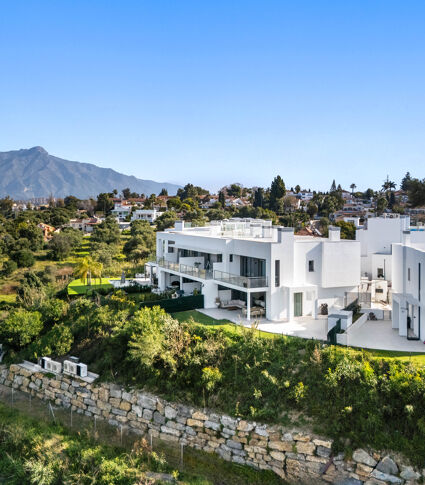 Halfvrijstaande villa met panoramisch uitzicht en modern design in Guadalmina