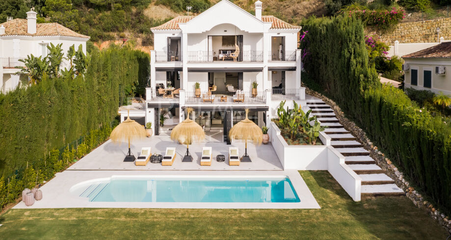 Hochwertige mediterrane Villa mit stilvoller skandinavischer Einrichtung und Blick auf die Berge in Puerto Del Capitán, Benahavís