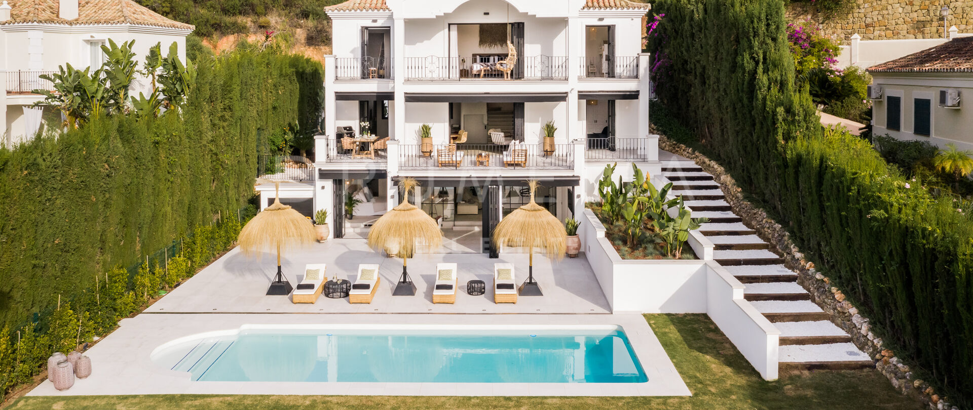 Элитная средиземноморская вилла со стильным скандинавским интерьером и видом на горы в «Пуэрто-дель-Капитан», Бенахавис