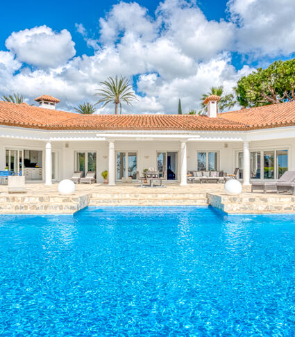 Lys og romslig villa i Hacienda Las Chapas, Marbella Øst