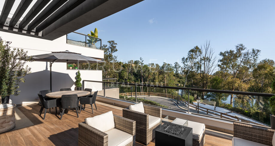 Superbe appartement de 3 chambres avec vue panoramique, luxueuse terrasse sur le toit à Nueva Andalucía