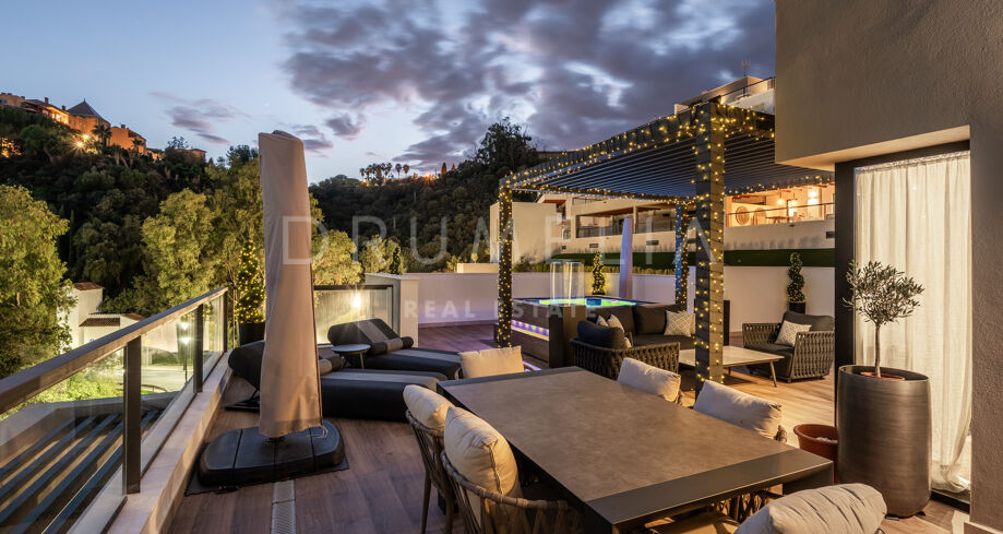 Atemberaubende 3-Zimmer-Wohnung mit Panoramablick und luxuriöser Dachterrasse in Nueva Andalucía