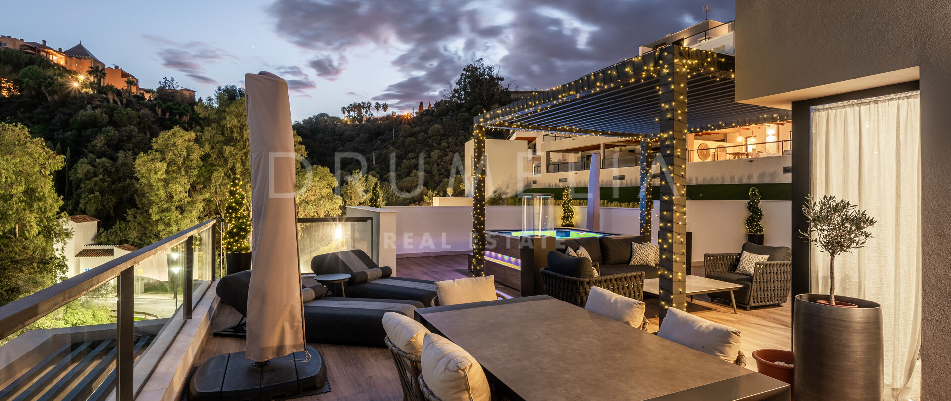 Superbe appartement de 3 chambres avec vue panoramique, luxueuse terrasse sur le toit à Nueva Andalucía