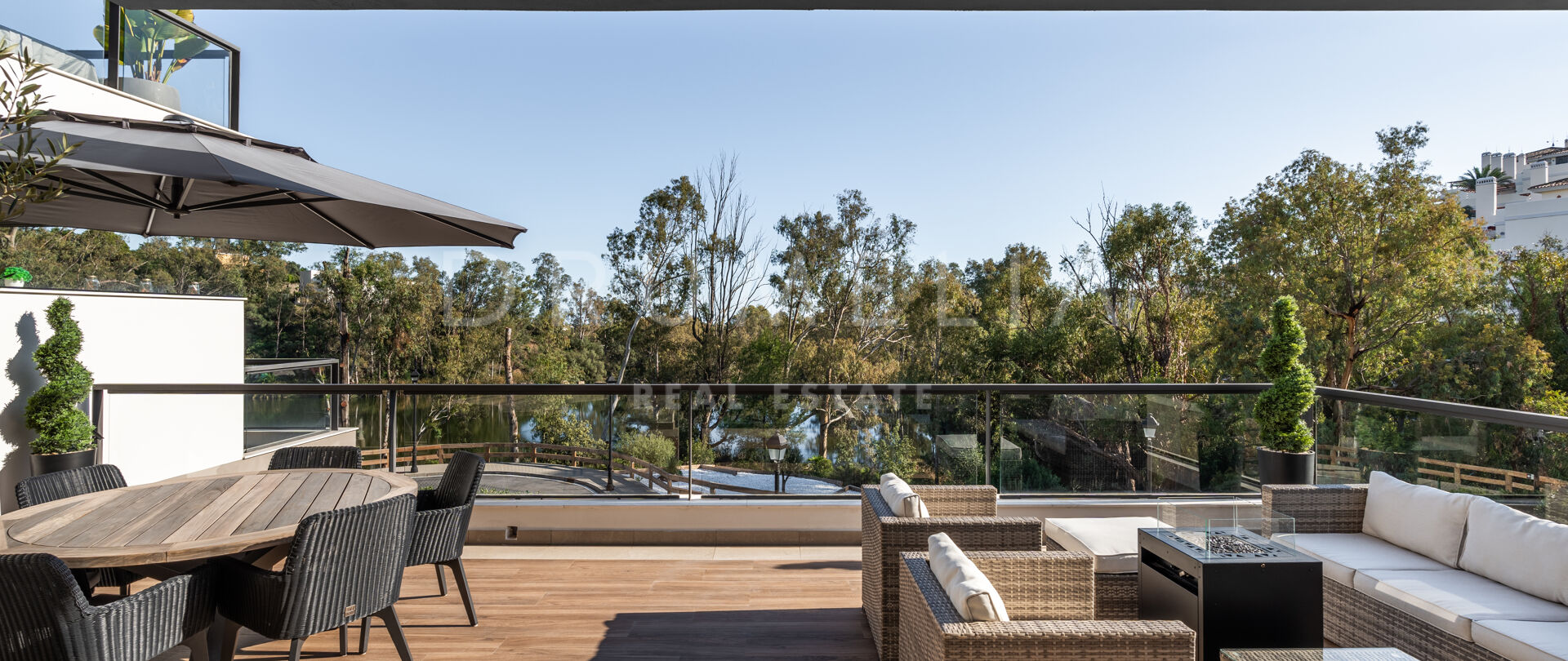 Atemberaubende 3-Zimmer-Wohnung mit Panoramablick und luxuriöser Dachterrasse in Nueva Andalucía