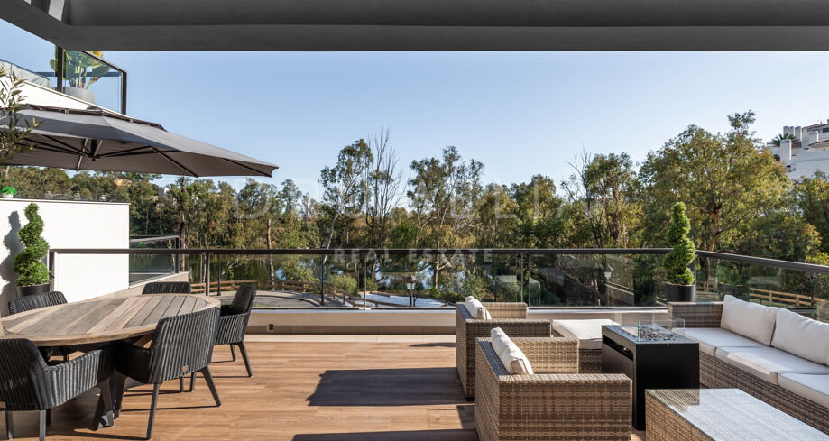 Atemberaubende 3-Zimmer-Wohnung mit Panoramablick und luxuriöser Dachterrasse in Nueva Andalucía