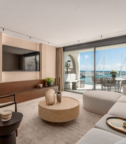 Lujoso Apartamento en Primera Línea en Puerto Banús con Impresionantes Vistas al Puerto