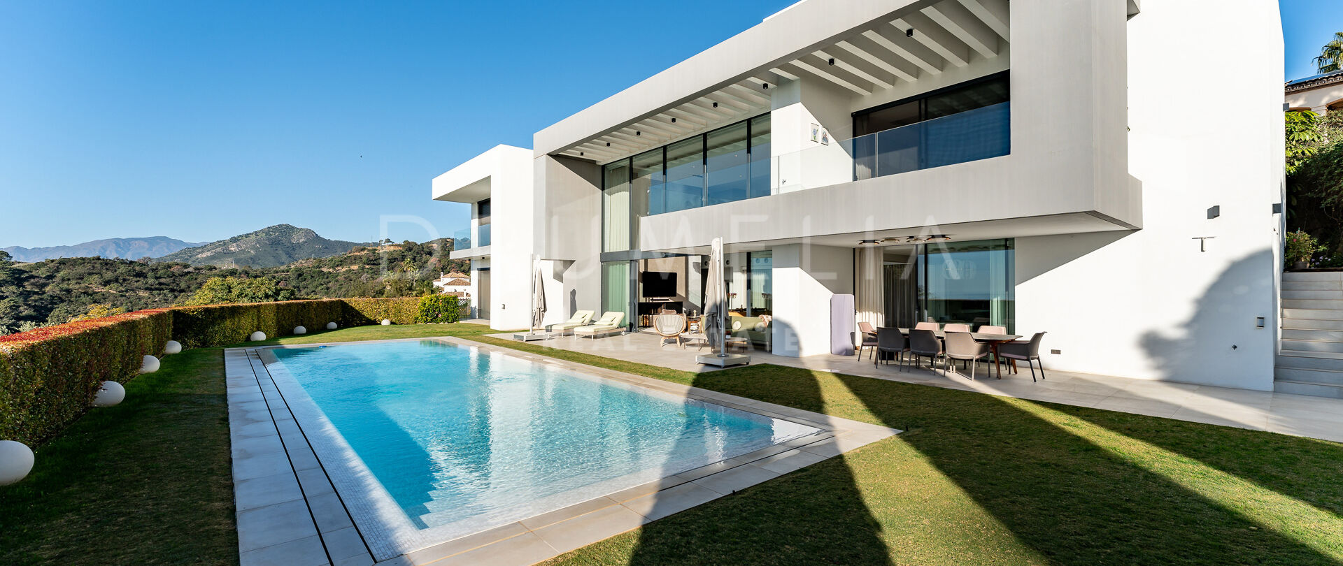 Exquisita villa orientada al sur con impresionantes vistas al mar y al campo de golf en Los Arqueros-Benahavís