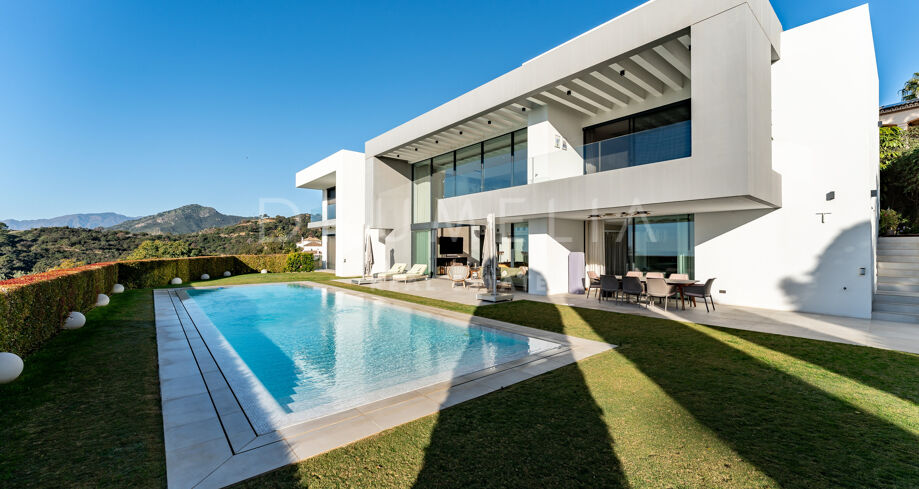 Exquisite Villa in Südlage mit atemberaubendem Meer- und Golfblick in Los Arqueros-Benahavis