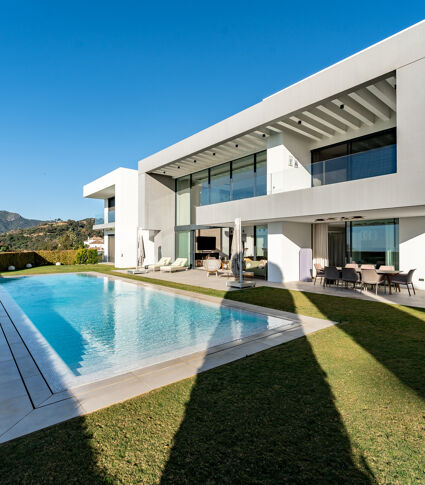 Utsökt villa i söderläge med hisnande utsikt över havet och golfen i Los Arqueros-Benahavis