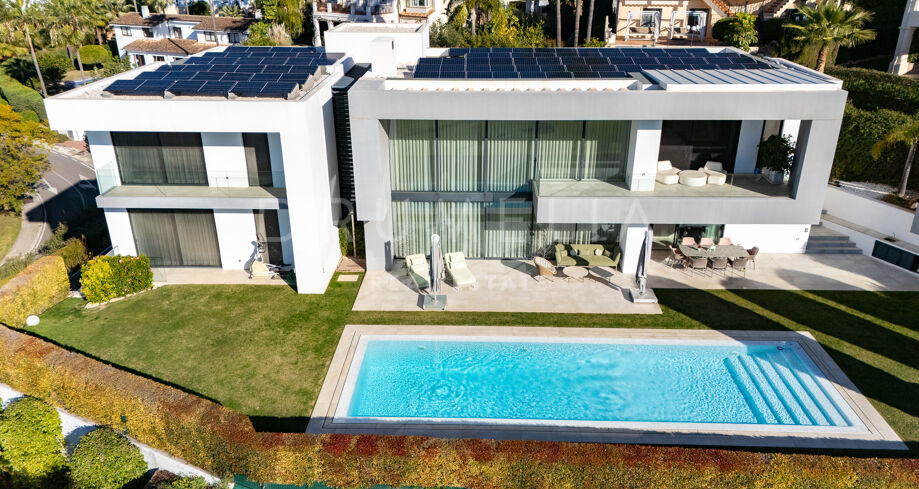 Exquisite Villa in Südlage mit atemberaubendem Meer- und Golfblick in Los Arqueros-Benahavis