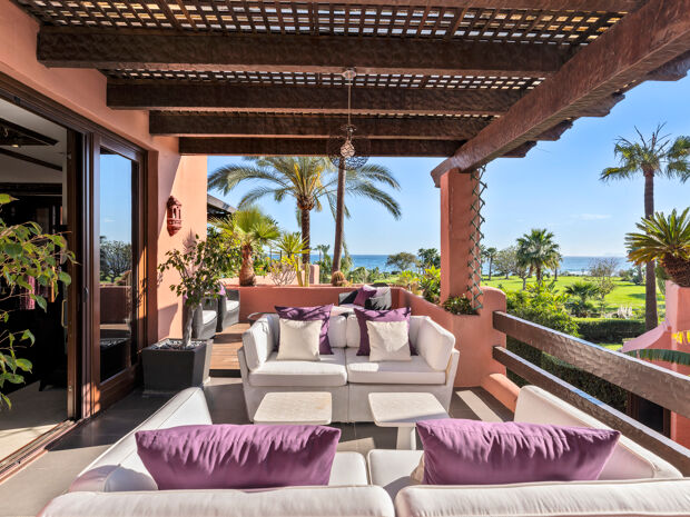 Bemerkelsesverdig triplex ved stranden i Torre Bermeja, Estepona